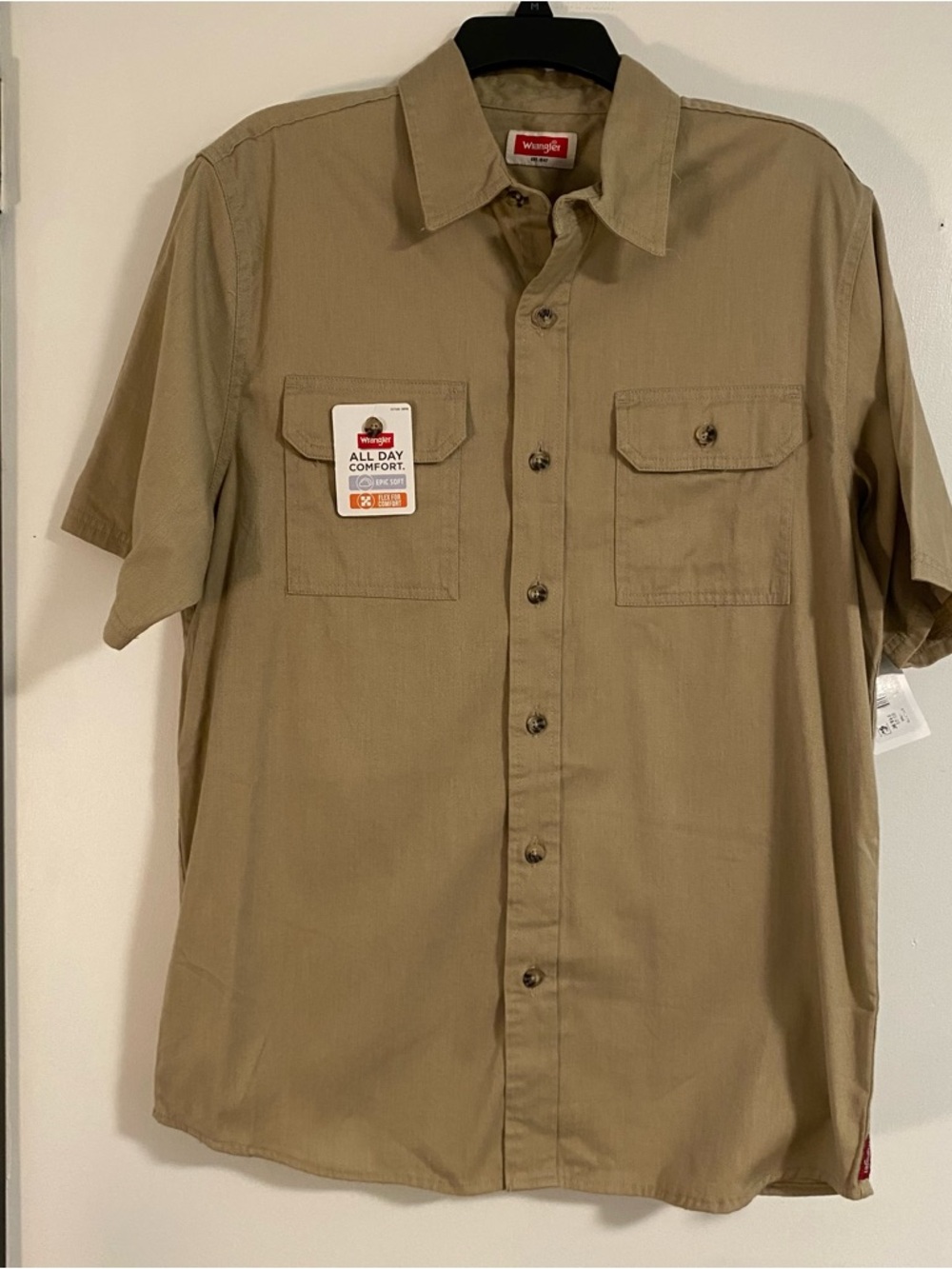 NWT Wrangler Relaxed Fit Short Sleeve Mens M Button Up Shirt Beige Work Outdoors